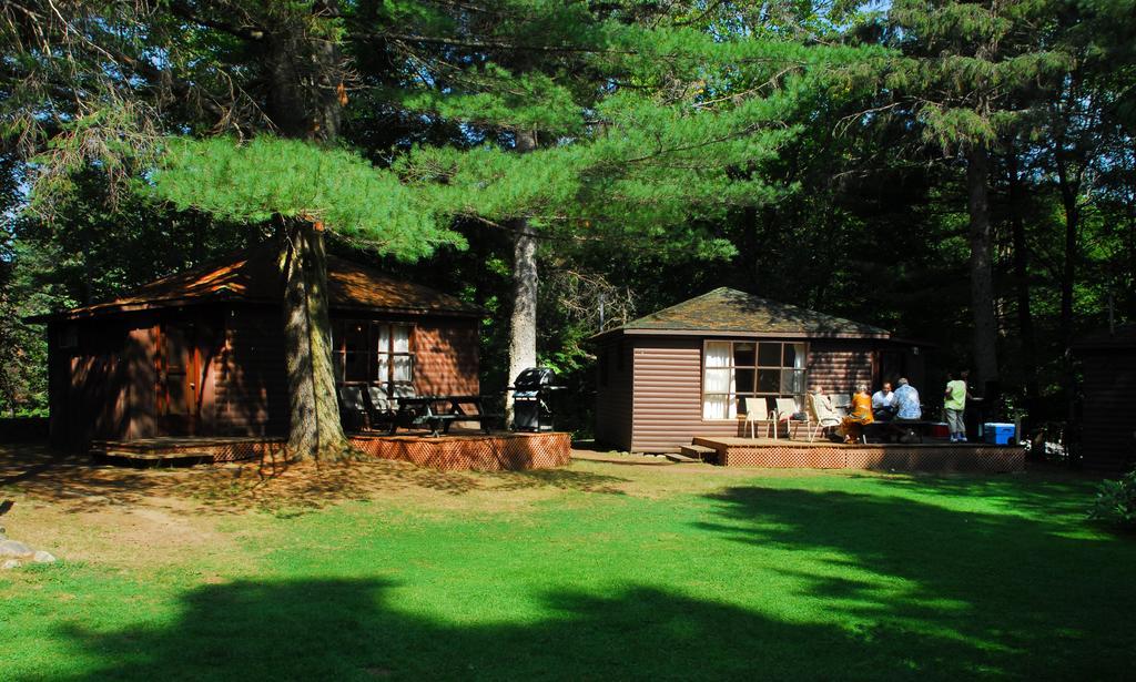 The Pines Cottage Resort Oxtongue Lake Exterior photo